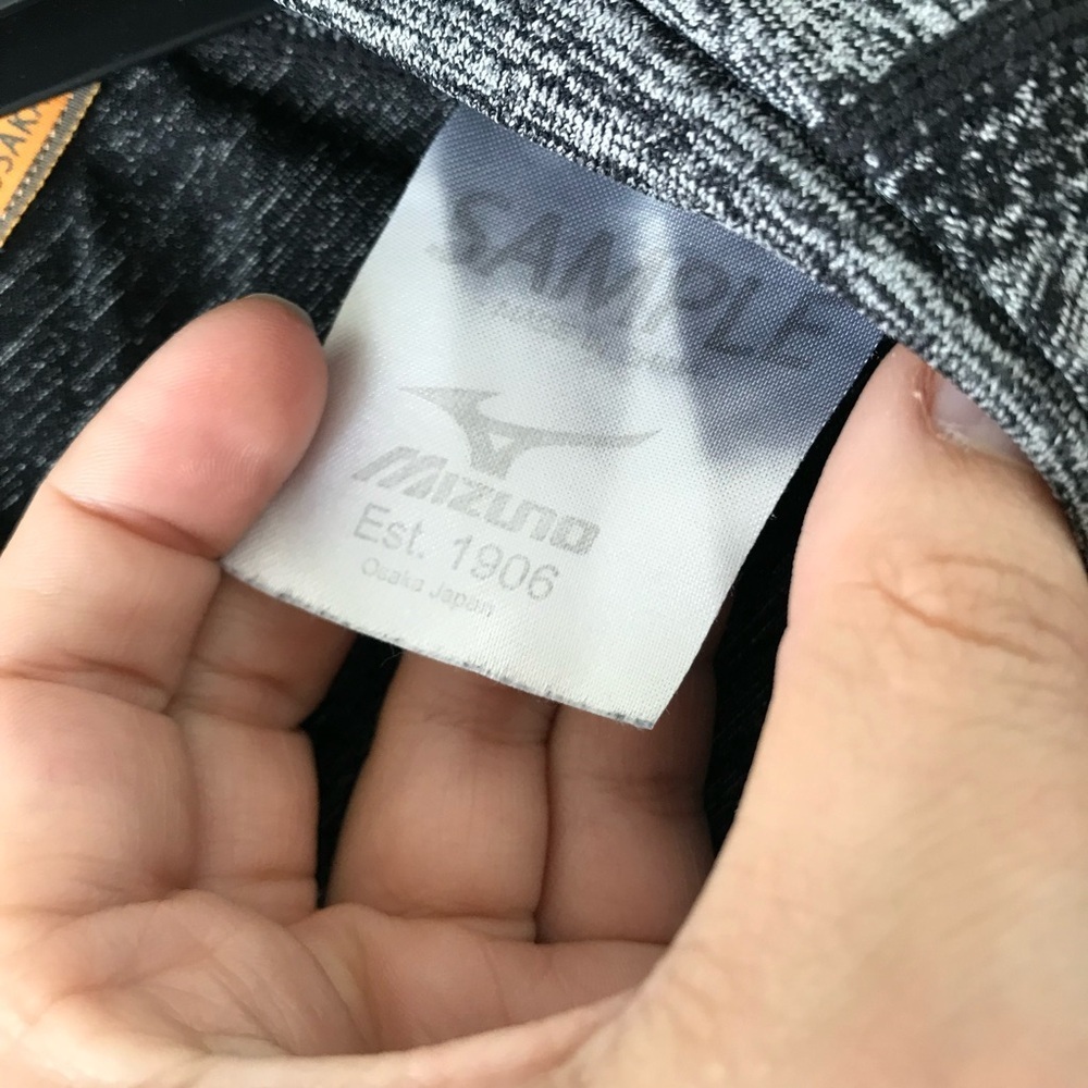 Mizuno Long Sleeve workout top women size medium sample tag - Picture 6 of 10
